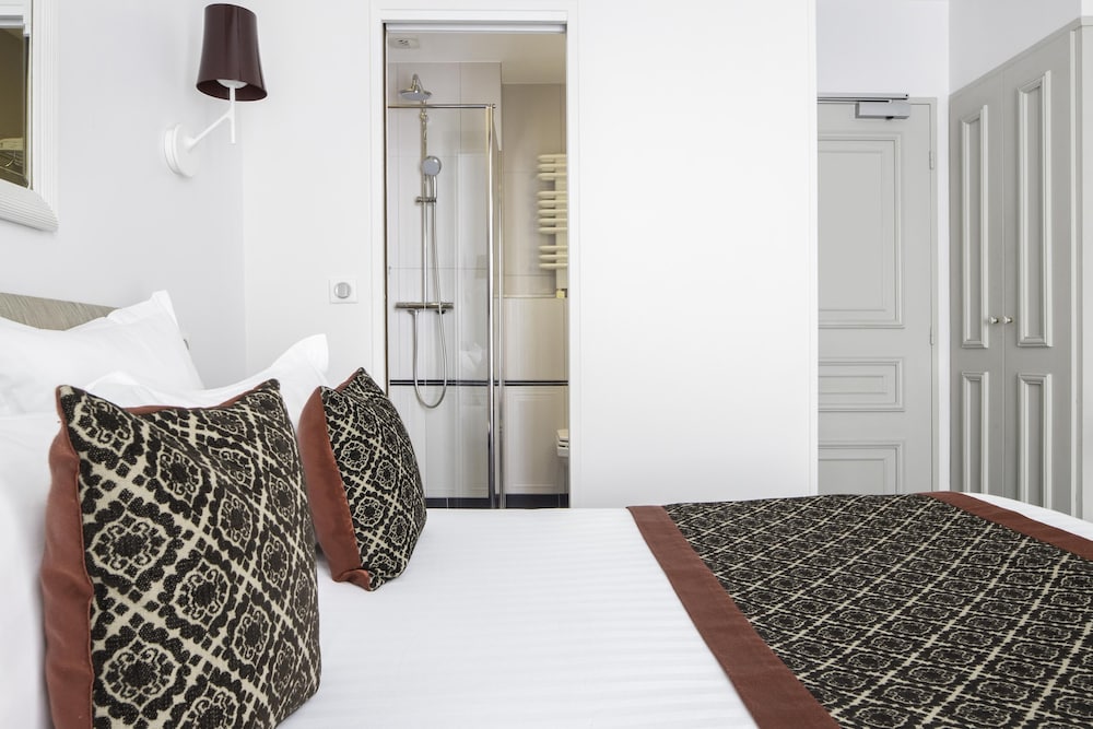 Habitación Simple - Minibar soft de cortesía, bandeja con tés y cafés, Chromecast, Prensa digital del hotel Bradford Elysées. Foto 3