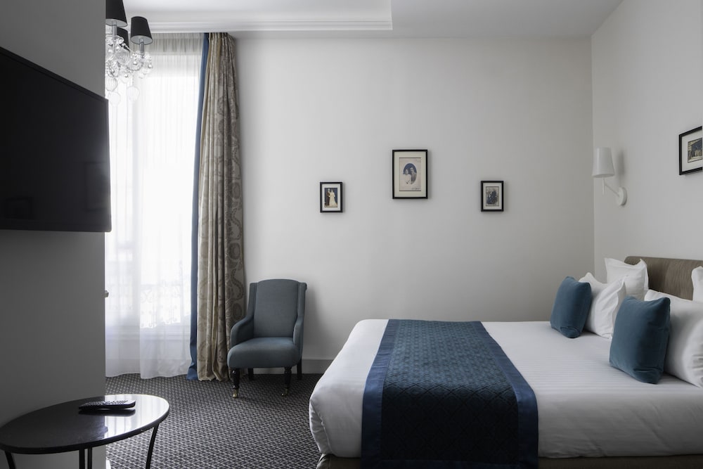 Habitación Familiar (2 habitaciones) - Minibar soft y bandeja de cortesía, Chromecast,Prensa digital del hotel Bradford Elysées. Foto 1