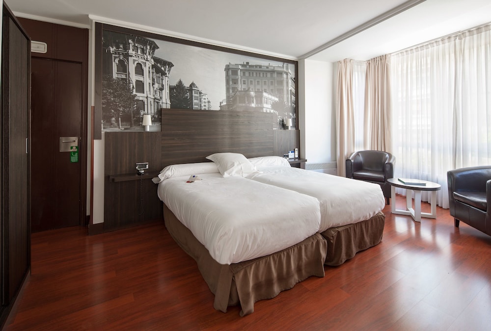 Habitación con 2 camas individuales del hotel Yoldi. Foto 1
