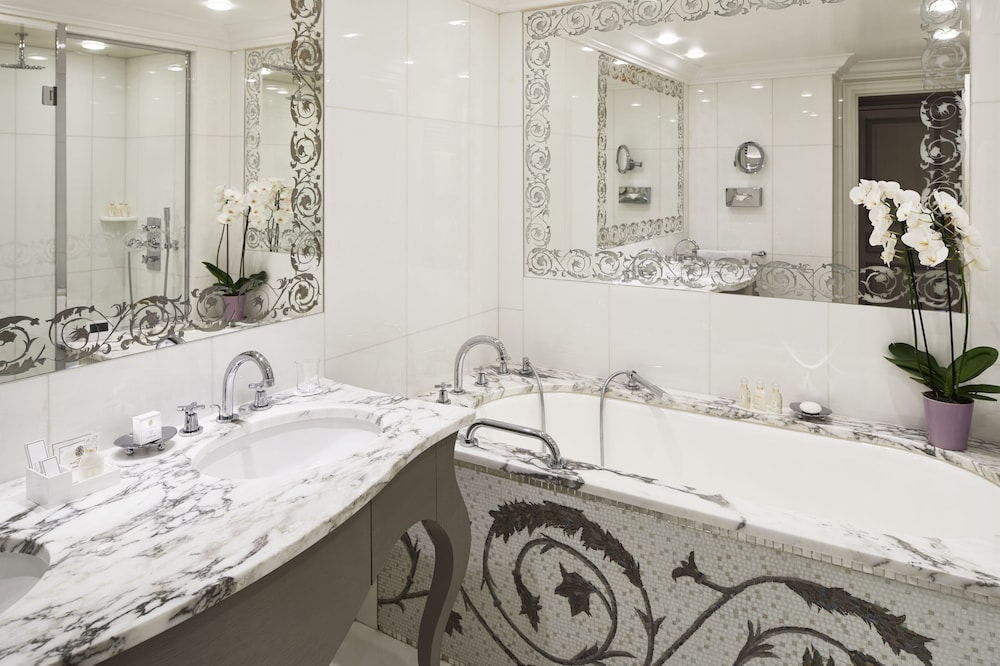 Chambre Deluxe - Vue Montaigne del hotel Plaza Athénée - Dorchester Collection. Foto 4