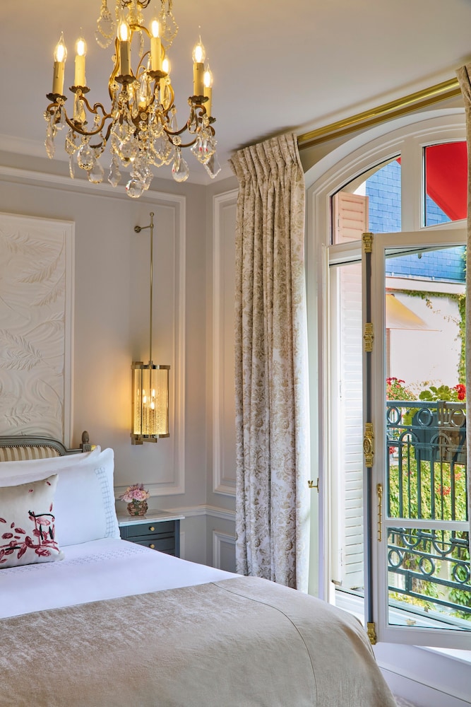 Habitación Deluxe del hotel Plaza Athénée - Dorchester Collection. Foto 1