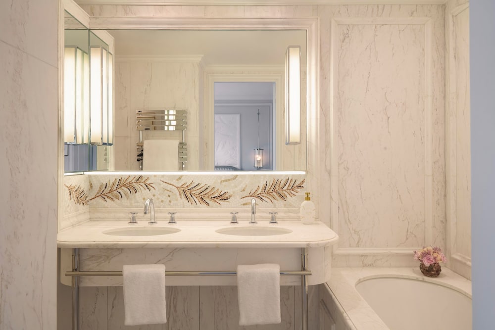 Habitación Deluxe del hotel Plaza Athénée - Dorchester Collection. Foto 4