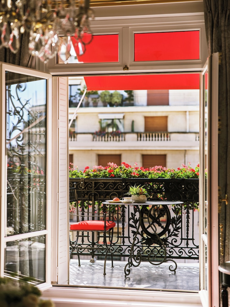 Suite Deluxe, Vue Avenue Montaigne avec Balcon del hotel Plaza Athénée - Dorchester Collection. Foto 1