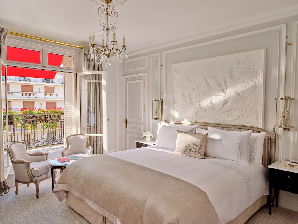 Suite Deluxe, Vue Avenue Montaigne avec Balcon del hotel Plaza Athénée - Dorchester Collection. Foto 2