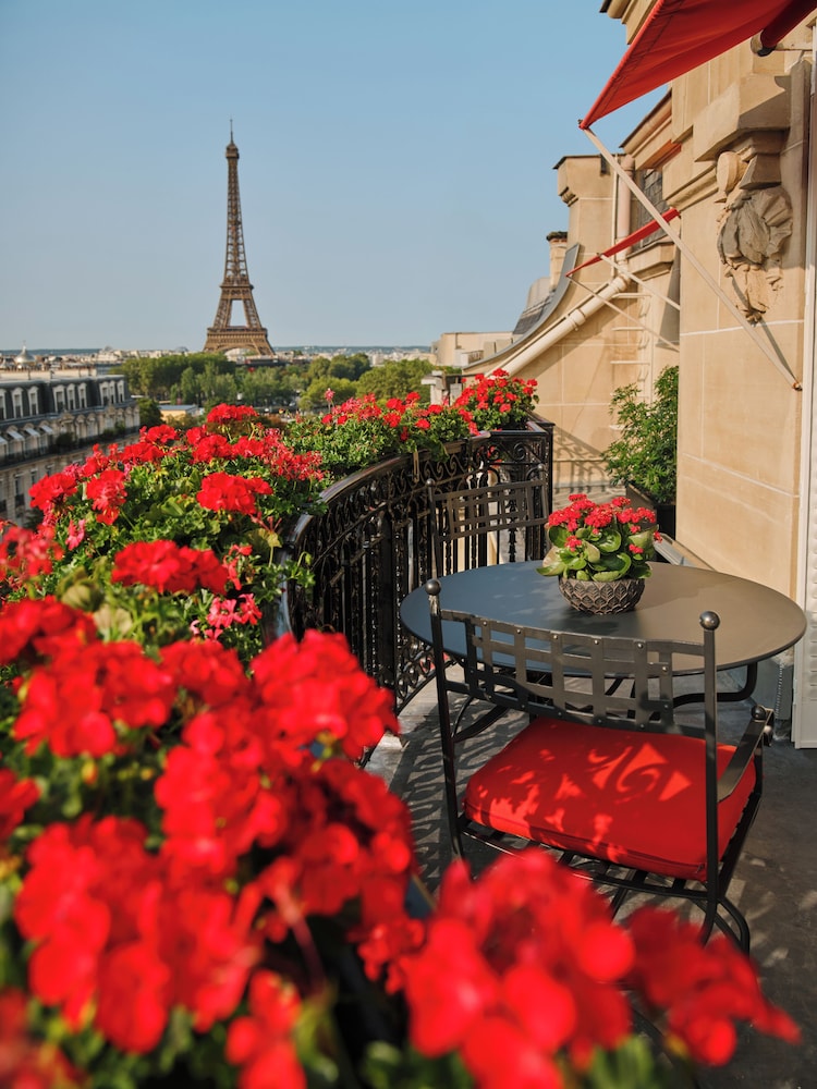 Suite Deluxe, Vue Avenue Montaigne avec Balcon del hotel Plaza Athénée - Dorchester Collection. Foto 4