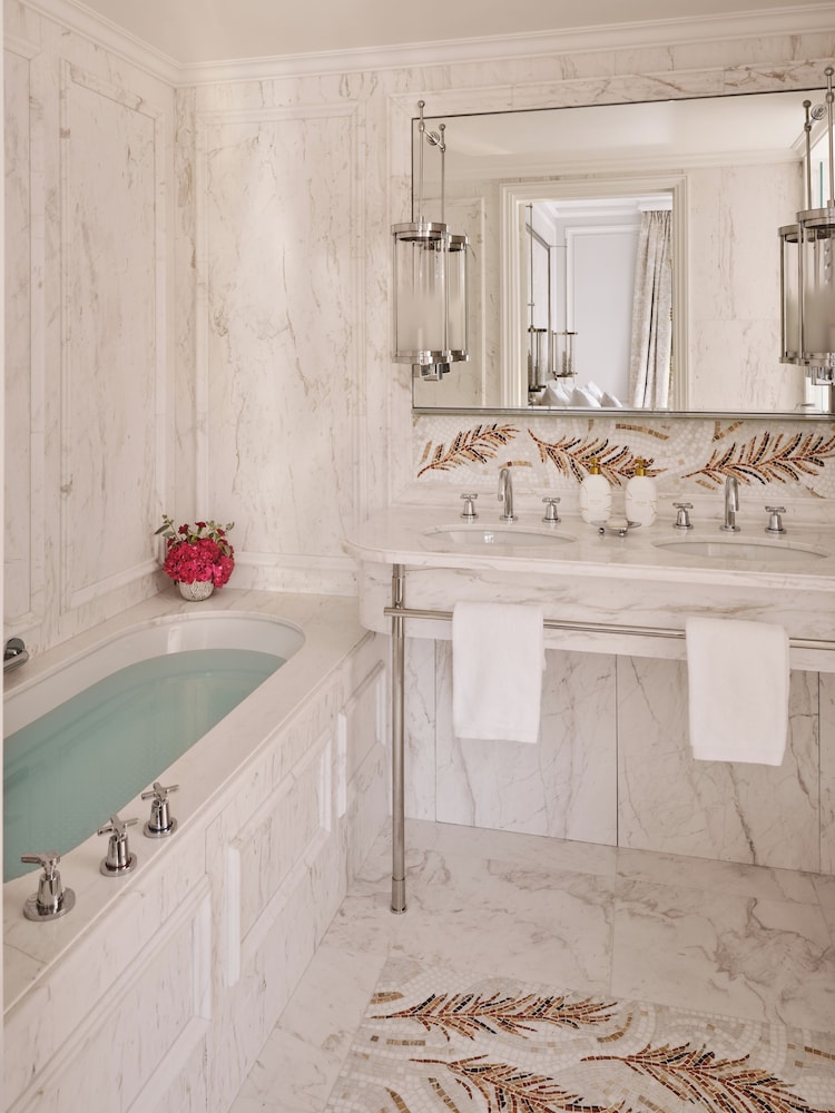 Suite Deluxe, Vue Avenue Montaigne avec Balcon del hotel Plaza Athénée - Dorchester Collection. Foto 5