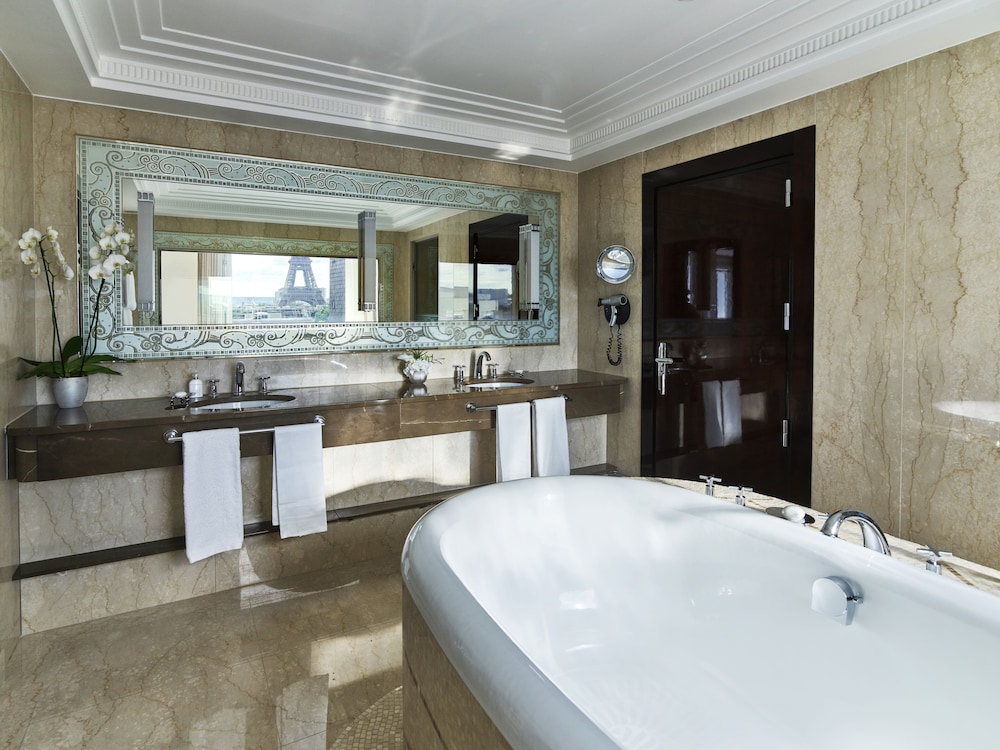 Suite Eiffel Signature del hotel Plaza Athénée - Dorchester Collection. Foto 5