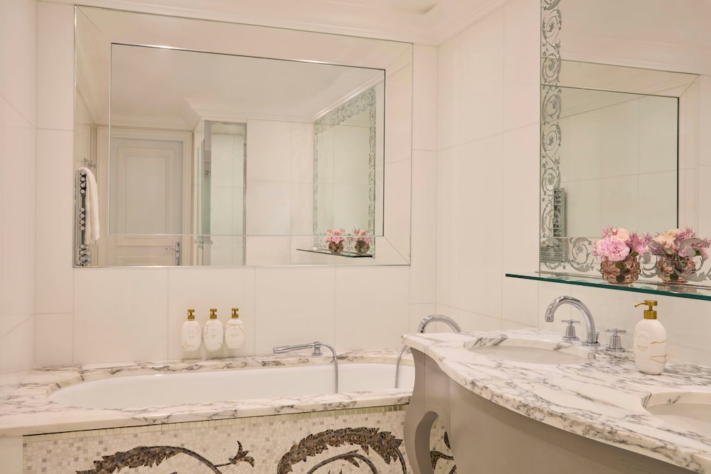 Junior Suite Deluxe del hotel Plaza Athénée - Dorchester Collection. Foto 4