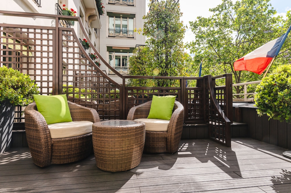 Suite junior, terraza (Avenue Terrasse) del hotel Napoleon. Foto 9