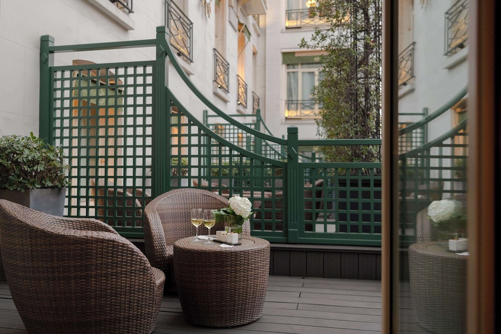 Suite junior, terraza (Avenue Terrasse) del hotel Napoleon. Foto 11