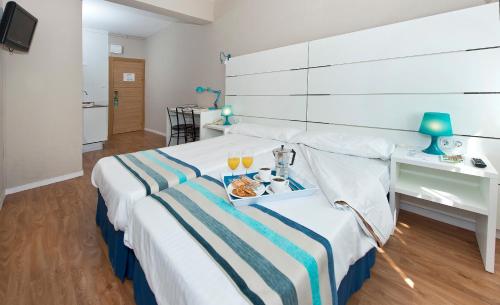 Estudio con 2 camas individuales - No fumadores del hotel Estudios Aránzazu. Foto 9