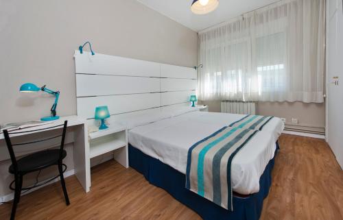 Estudio con 2 camas individuales del hotel Estudios Aránzazu. Foto 9