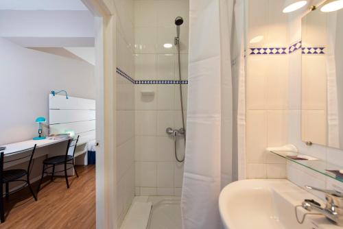 Estudio con 1 cama grande del hotel Estudios Aránzazu. Foto 3