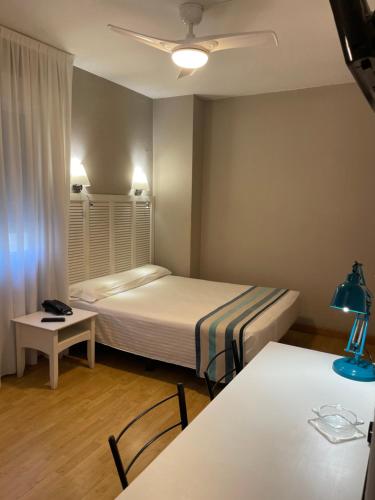 Estudio con 1 cama grande del hotel Estudios Aránzazu. Foto 6