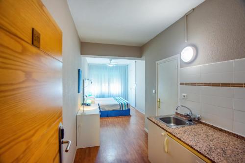 Estudio con 2 camas individuales - No fumadores del hotel Estudios Aránzazu. Foto 15