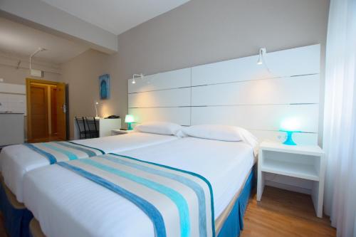 Estudio con 2 camas individuales del hotel Estudios Aránzazu. Foto 11
