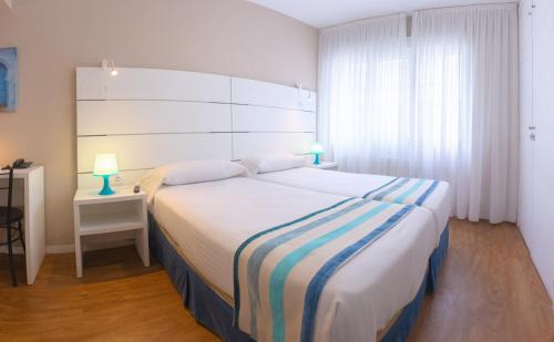 Estudio con 2 camas individuales del hotel Estudios Aránzazu. Foto 17