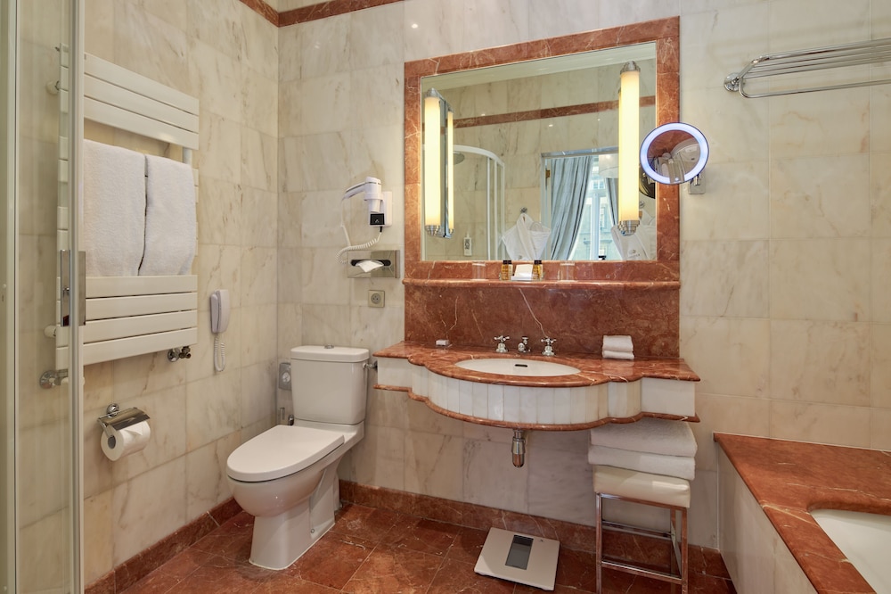 Suite (Eiffel Tower) del hotel Regina Louvre. Foto 4