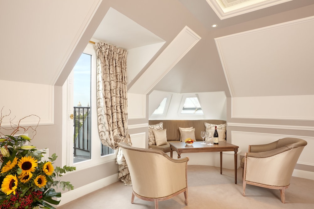 Suite junior (Eiffel Tower) del hotel Regina Louvre