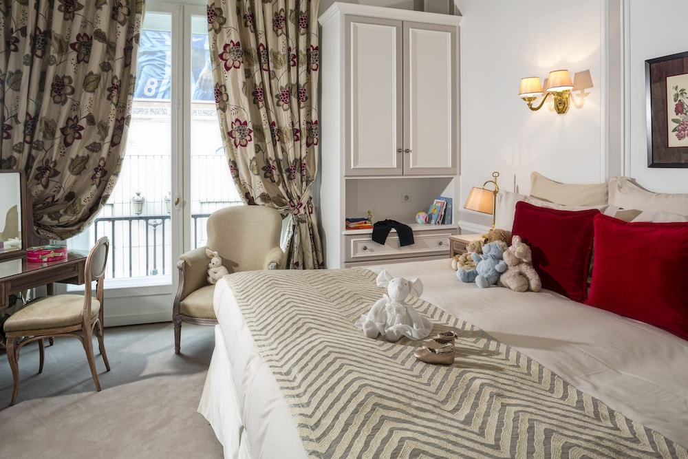 Habitación familiar 1 Cama king 1 Cama queen Vista ciudad del hotel Regina Louvre. Foto 3