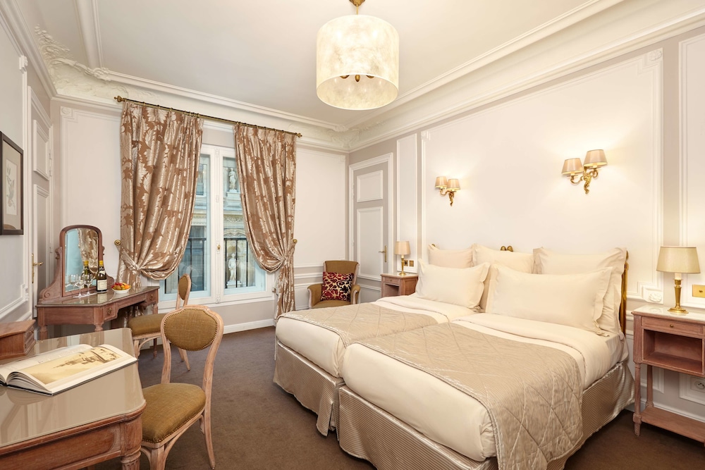 Habitación, en una planta alta (Prestige, Louvre) del hotel Regina Louvre. Foto 2