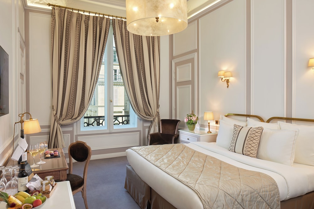 Habitación (Paris Eiffel Tower) del hotel Regina Louvre. Foto 1