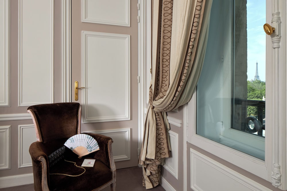 Habitación (Paris Eiffel Tower) del hotel Regina Louvre. Foto 2