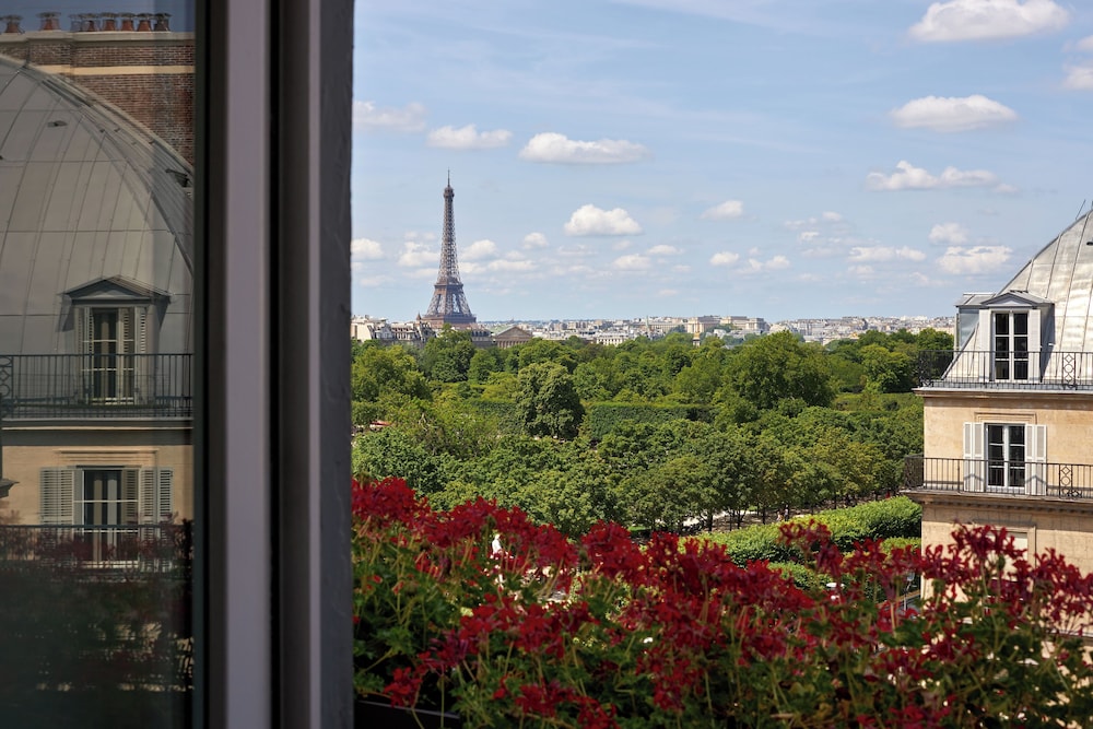 Habitación (Paris Eiffel Tower) del hotel Regina Louvre. Foto 3
