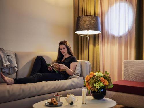 Classic Room - Twin beds & one Sofa Bed del hotel Mercure Paris La Defense. Foto 1