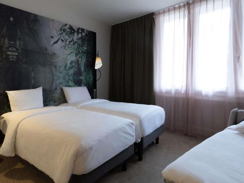 Classic Room - Twin beds & one Sofa Bed del hotel Mercure Paris La Defense. Foto 2
