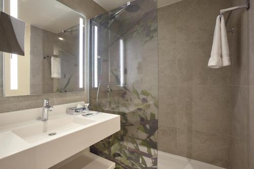 Classic Room - Twin beds & one Sofa Bed del hotel Mercure Paris La Defense. Foto 3