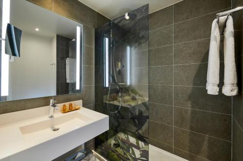 Habitación Doble Privilege - 2 camas del hotel Mercure Paris La Defense. Foto 3
