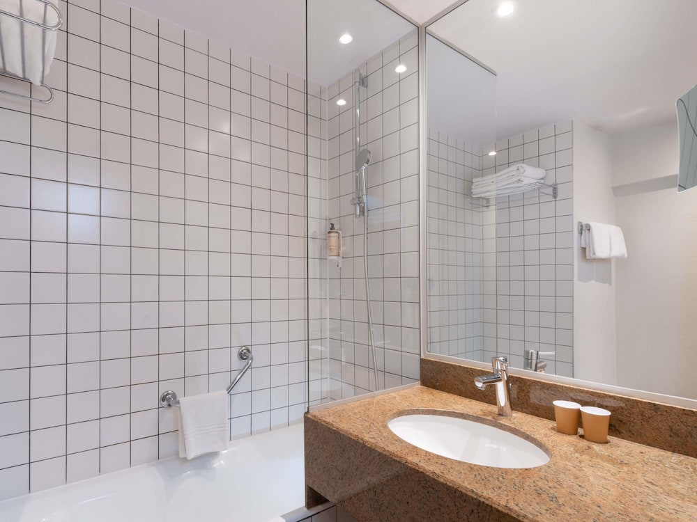 Habitación Clásica - 2 camas individuales con bañera del hotel Mercure Paris La Defense. Foto 6
