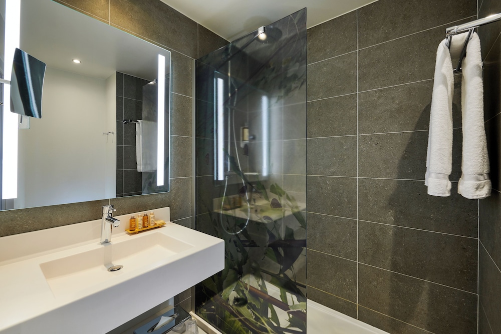 Habitación Privilegio - 1 cama doble del hotel Mercure Paris La Defense. Foto 10