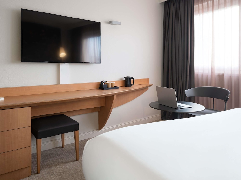 Habitación doble accesible para personas con movilidad reducida con 1 cama Queen size del hotel Mercure Paris La Defense. Foto 5