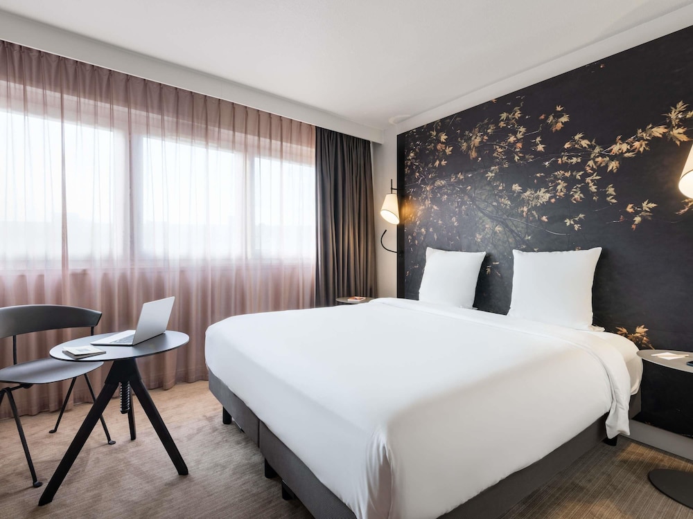 Habitación doble accesible para personas con movilidad reducida con 1 cama Queen size del hotel Mercure Paris La Defense. Foto 9