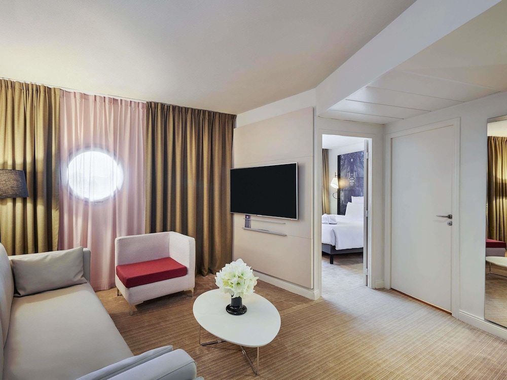 Suite - 1 cama doble del hotel Mercure Paris La Defense. Foto 7