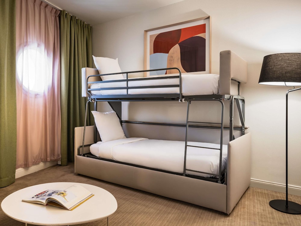 Suite - 1 cama doble del hotel Mercure Paris La Defense. Foto 8