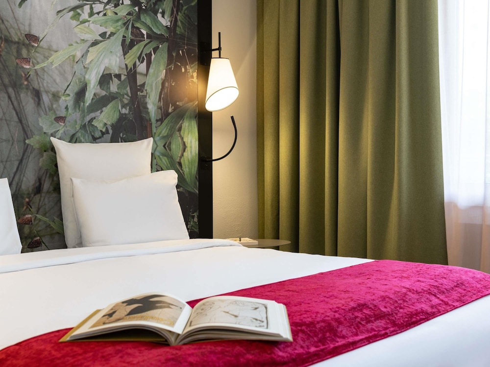 Suite - 1 cama doble del hotel Mercure Paris La Defense. Foto 9