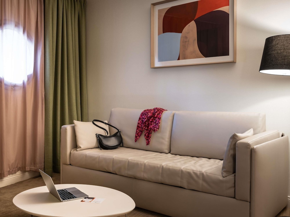Suite - 1 cama doble del hotel Mercure Paris La Defense. Foto 10