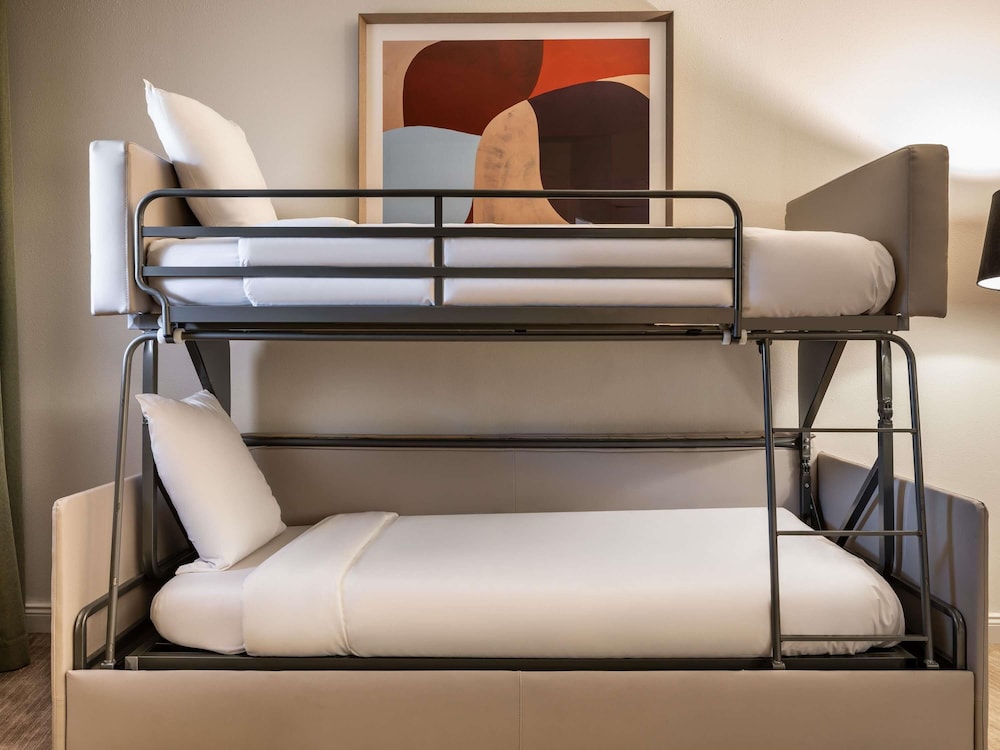 Suite - 1 cama doble del hotel Mercure Paris La Defense. Foto 12