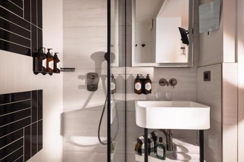 Habitación Doble Superior del hotel Raspail Montparnasse. Foto 5