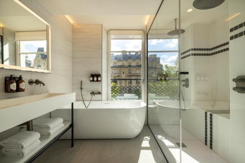Suite Junior con vistas a la Torre Eiffel del hotel Raspail Montparnasse. Foto 1
