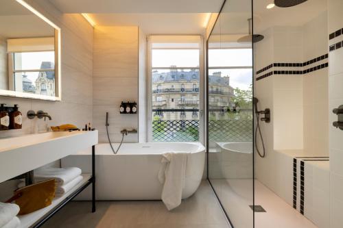 Suite Junior con vistas a la Torre Eiffel del hotel Raspail Montparnasse. Foto 2