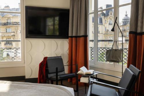 Suite Junior con vistas a la Torre Eiffel del hotel Raspail Montparnasse. Foto 7