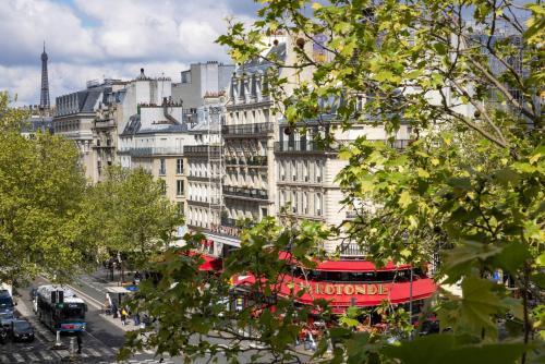 Suite Junior con vistas a la Torre Eiffel del hotel Raspail Montparnasse. Foto 9