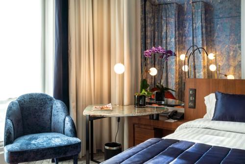 Habitación Signature con 1 cama grande del hotel M Social Paris Opera. Foto 3