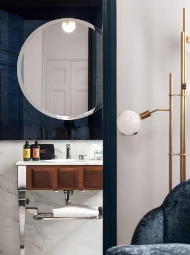 Habitación Signature con 1 cama grande del hotel M Social Paris Opera. Foto 4