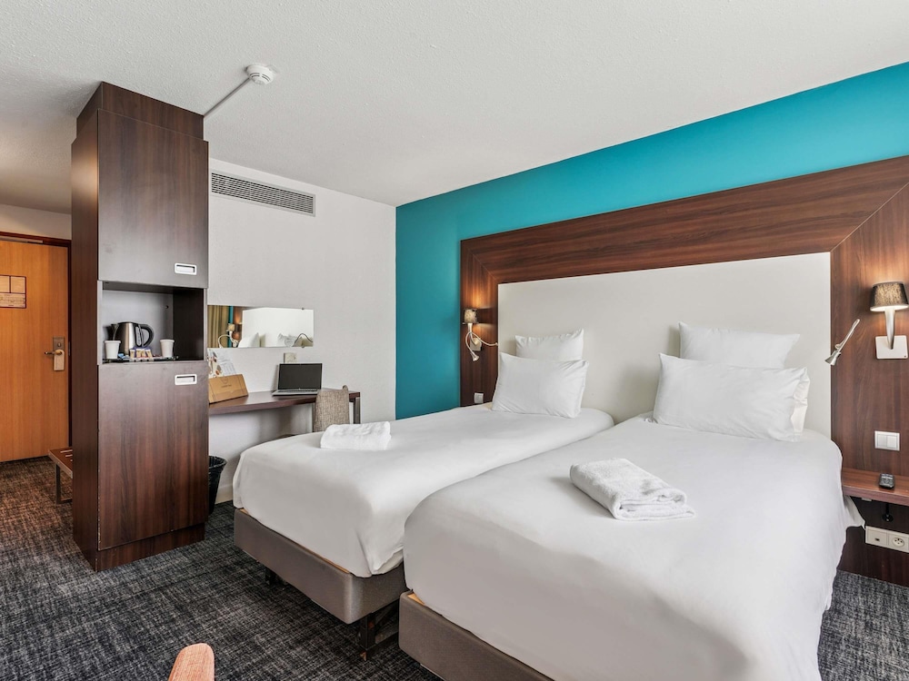 Habitación Clásica con camas individuales del hotel Mercure Paris Porte D'orléans. Foto 1