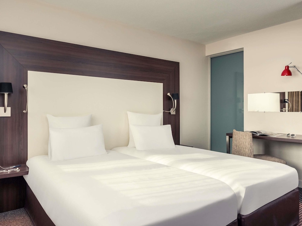 Habitación Privilege con camas individuales del hotel Mercure Paris Porte D'orléans. Foto 1
